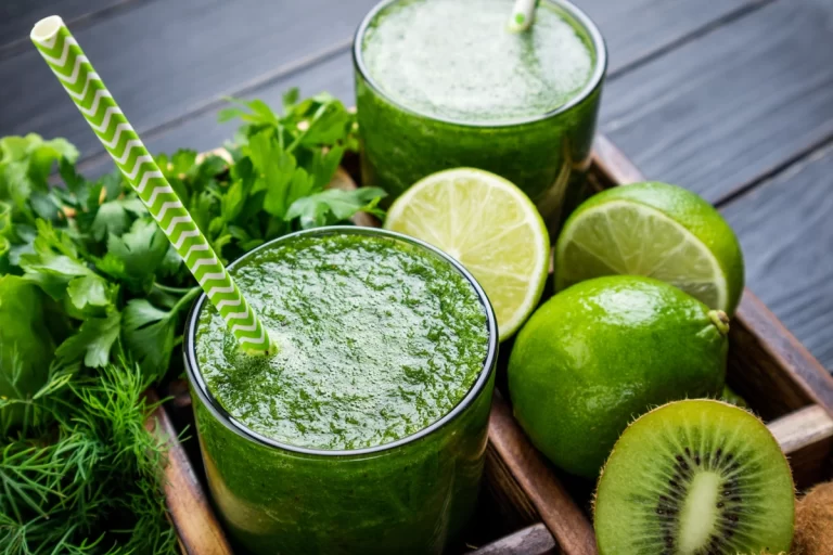 Health Benefits of Green Smoothies | organic wellness naturals green smoothie helathy green fruits straw glass